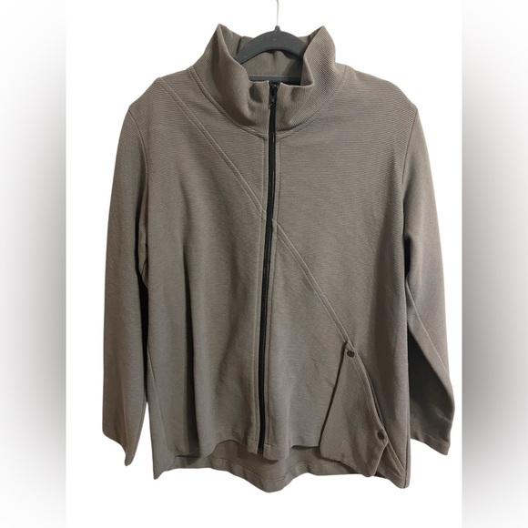 F. H. Clothing Tops - F. H. Clothing Travel Jacket Zip Up‎ Driftwood Womens size medium NWT